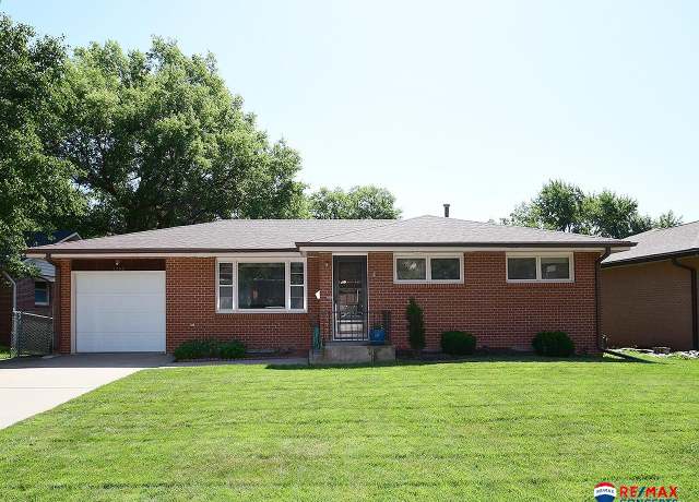 Property at 2720 S 39th St, Lincoln, NE 68506, 3 beds, 1 bath