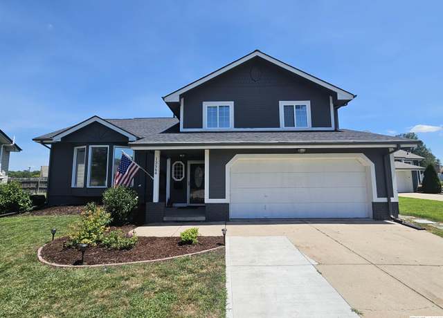 Property at 13564 V Cir, Omaha, NE 68137, 3 beds, 2.5 baths