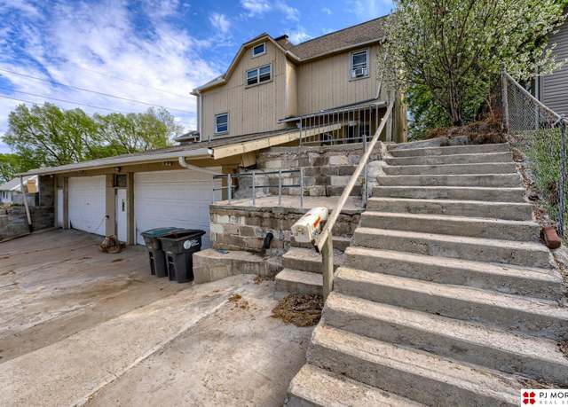 Property at 1204 S 25 Ave, Omaha, NE 68105, 5 beds, 3 baths