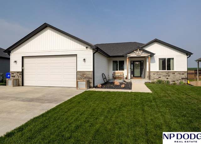 Property at 120 Hunter St, Ceresco, NE 68017, 3 beds, 1.5 baths