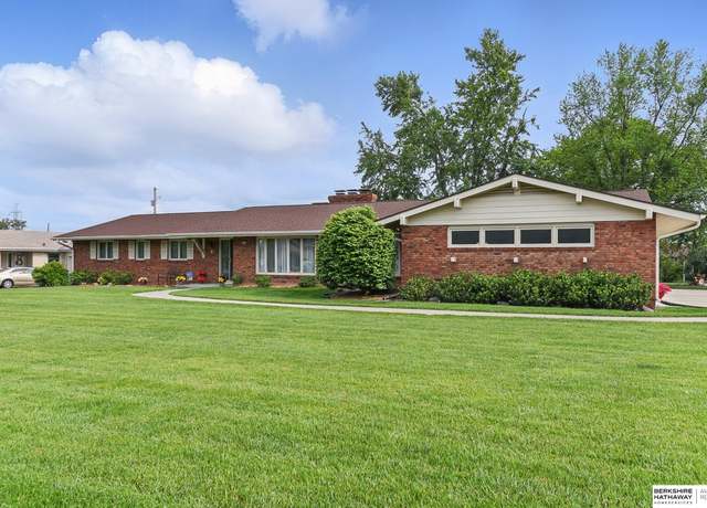 Property at 10323 Hilltop Rd, Omaha, NE 68134, 4 beds, 3.5 baths