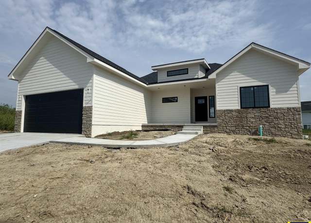 Property at 3103 Mulberry Dr, Blair, NE 68008, 5 beds, 3 baths