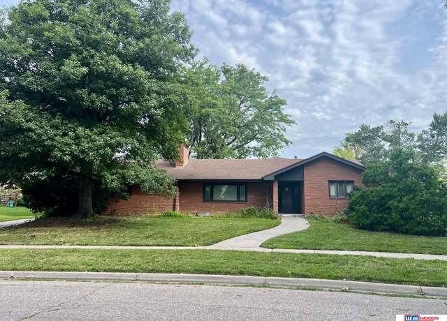 Property at 1515 W Manor Dr, Lincoln, NE 68506, 3 beds, 2.5 baths