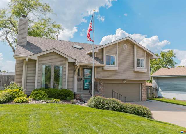 Property at 2004 Ann Marie Ct, Papillion, NE 68046, 3 beds, 2 baths