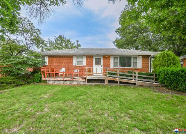 Property at 5424 R St, Lincoln, NE 68504, 3 beds, 2 baths