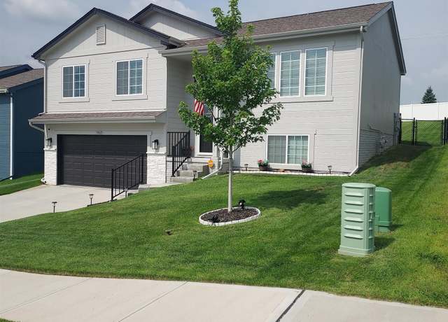 Property at 7902 N 113th Ave, Omaha, NE 68111, 3 beds, 2 baths
