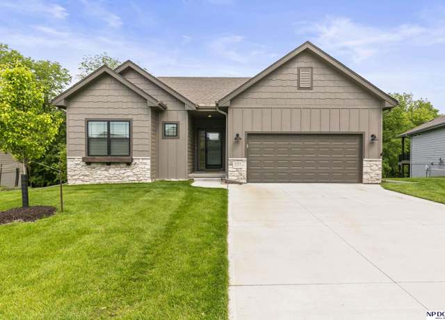 Property at 1715 Blackthorn St, Council Bluffs, IA 51503, 3 beds, 3 baths