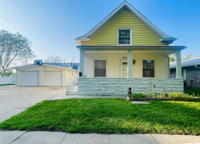 Property at 2310 E St, Lincoln, NE 68510, 3 beds, 2 baths