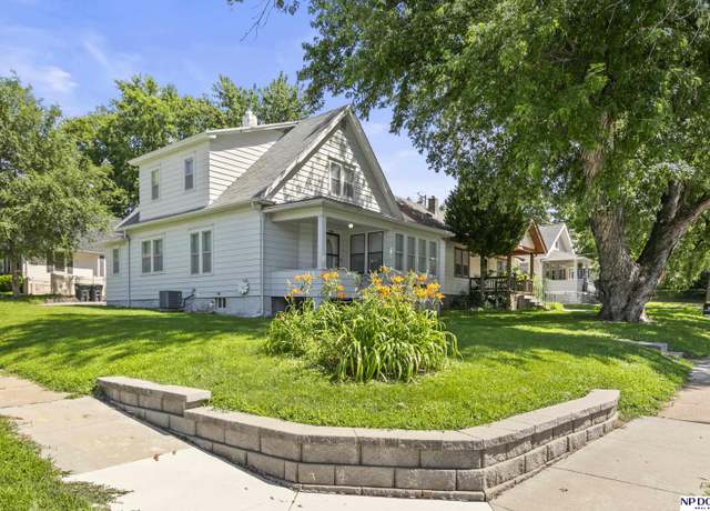 Property at 1005 S 48th St, Omaha, NE 68106, 3 beds, 2.5 baths