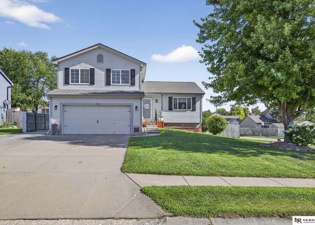 Property at 824 Clearwater Dr, Papillion, NE 68046, 3 beds, 2 baths