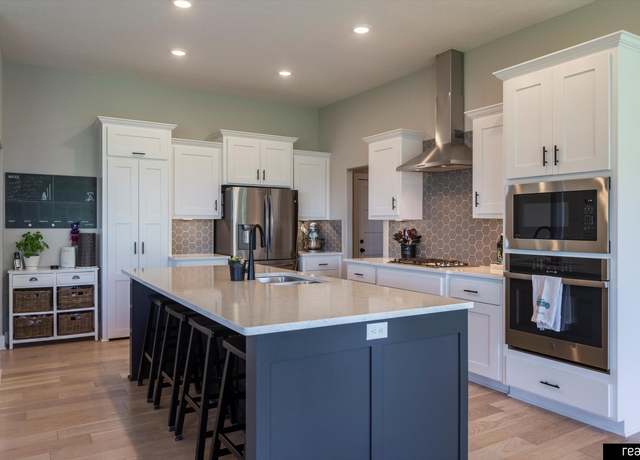 Property at 18332 Cheyenne Rd, Omaha, NE 68136, 6 beds, 3.5 baths