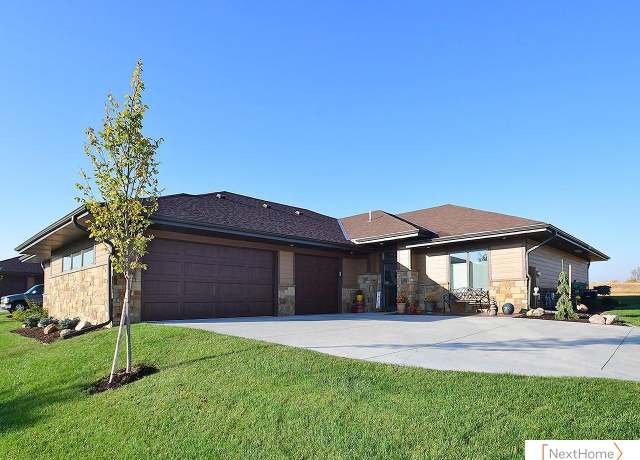 Property at 1015 Accolade Lane Ln, Lincoln, NE 68521, 2 beds, 2 baths