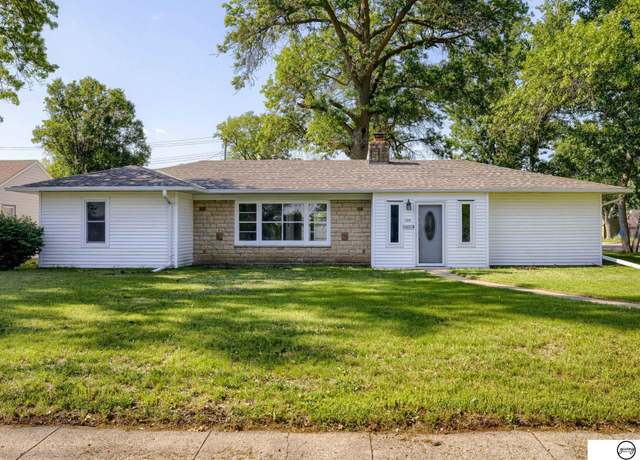 Property at 1801 Elk St, Beatrice, NE 68310, 4 beds, 1 bath