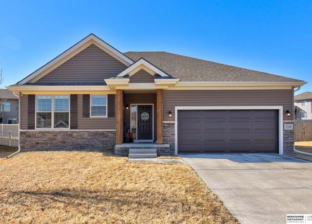 Property at 2209 Park Crest Dr, Papillion, NE 68133, 3 beds, 2.5 baths