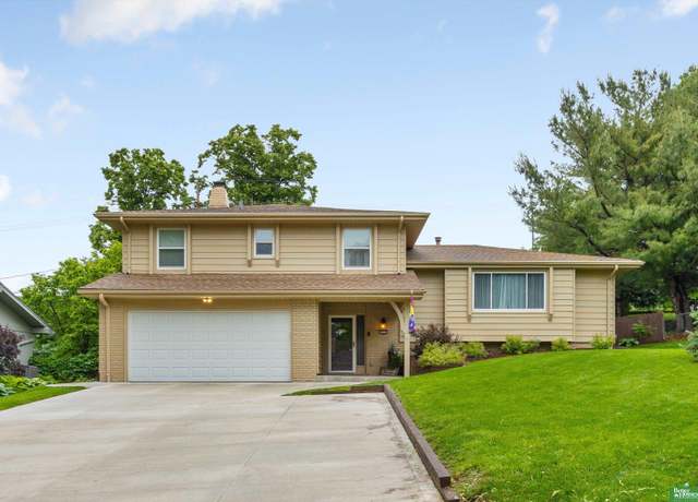 Property at 12712 Harney St, Omaha, NE 68154, 4 beds, 2.5 baths