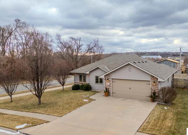 Property at 1005 Colfax St, Blair, NE 68008, 4 beds, 3 baths