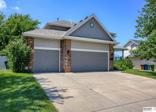 Property at 11918 S 52nd St, Bellevue, NE 68133, 4 beds, 3.5 baths
