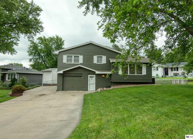 Property at 6205 N 77th St, Omaha, NE 68134, 3 beds, 2 baths