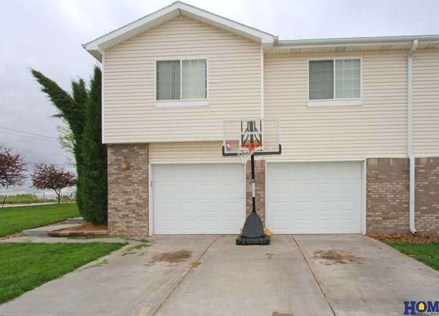 Property at 5201 N 9th Cir, Lincoln, NE 68521, 3 beds, 2 baths