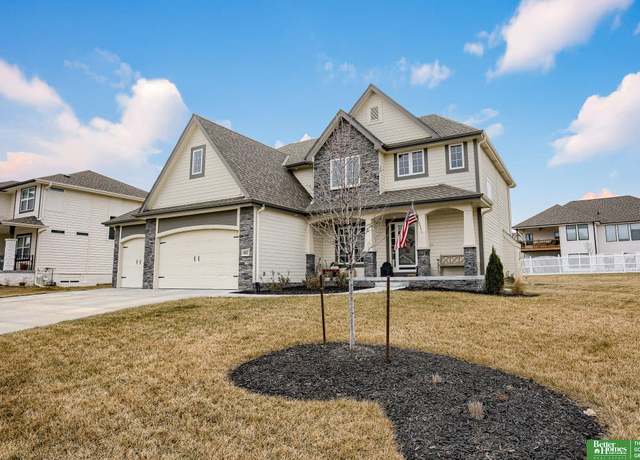 Property at 10227 Superior Dr, Papillion, NE 68046, 5 beds, 4.5 baths