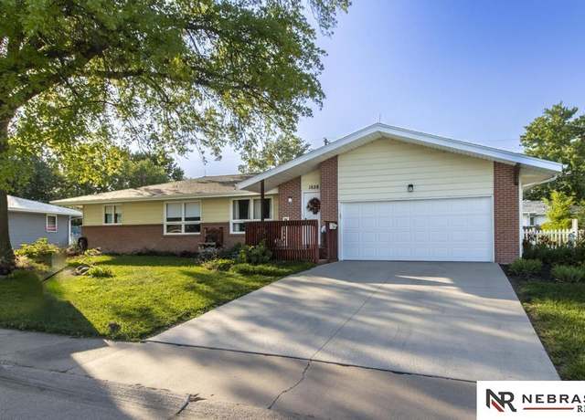 Property at 1828 William Dr, Beatrice, NE 68310, 4 beds, 2 baths