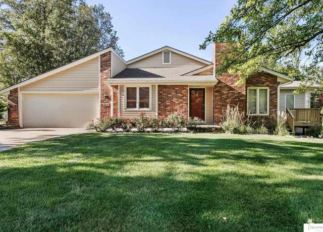 Property at 8231 Hickory Ln, Lincoln, NE 68510, 2 beds, 3 baths