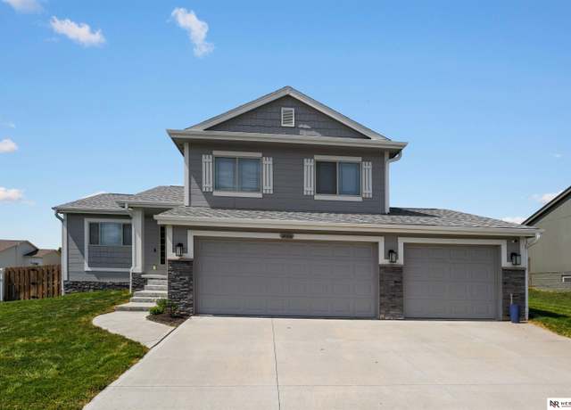 Property at 14806 S 19th St, Bellevue, NE 68123, 3 beds, 2.5 baths