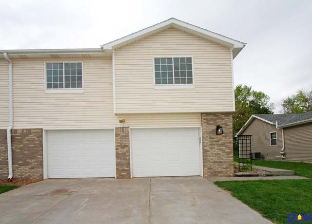 Property at 5203 N 9th Cir, Lincoln, NE 68521, 3 beds, 2 baths