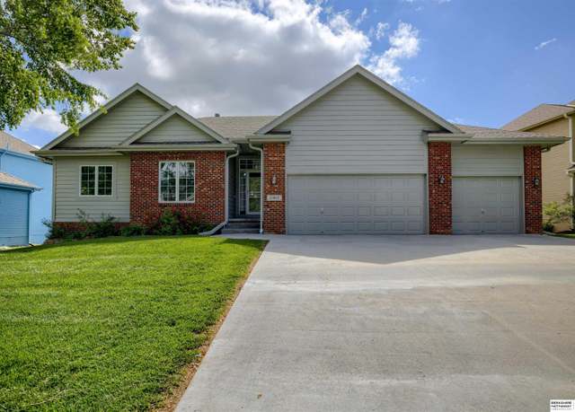 Property at 11917 S 53 St, Bellevue, NE 68133, 4 beds, 3 baths