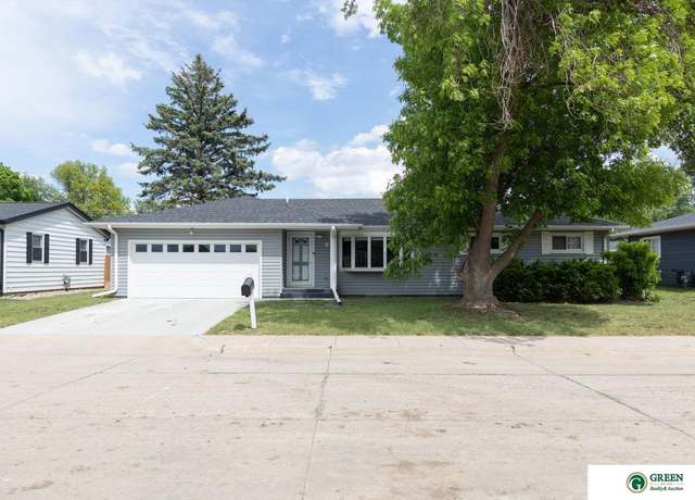 Property at 6 N Circle Dr, York, NE 68467, 3 beds, 1.5 baths
