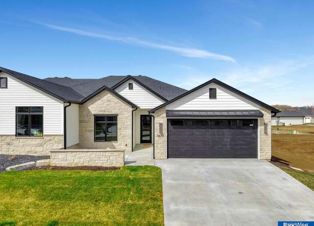 Property at 1619 S 93 St, Lincoln, NE 68520, 4 beds, 3 baths