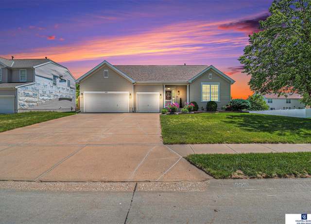 Property at 2251 Glacier Dr, Papillion, NE 68046, 4 beds, 3 baths