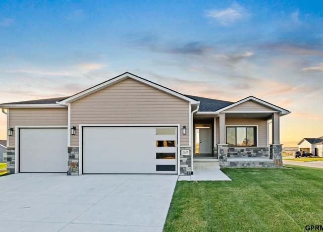 Property at 7233 NW Beartooth Ct, Lincoln, NE 68521, 4 beds, 3 baths