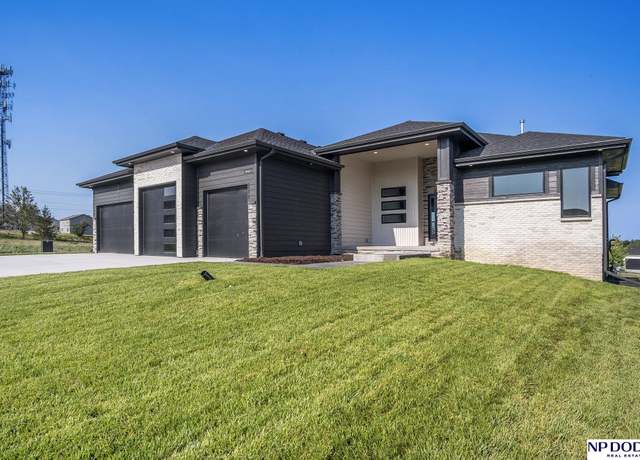 Property at 21815 B St, Omaha, NE 68022, 5 beds, 4 baths