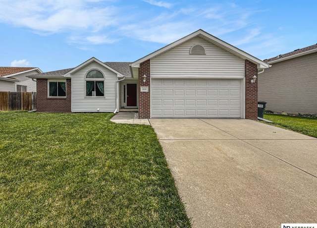 Property at 1828 SW 33 St, Lincoln, NE 68522, 4 beds, 3 baths