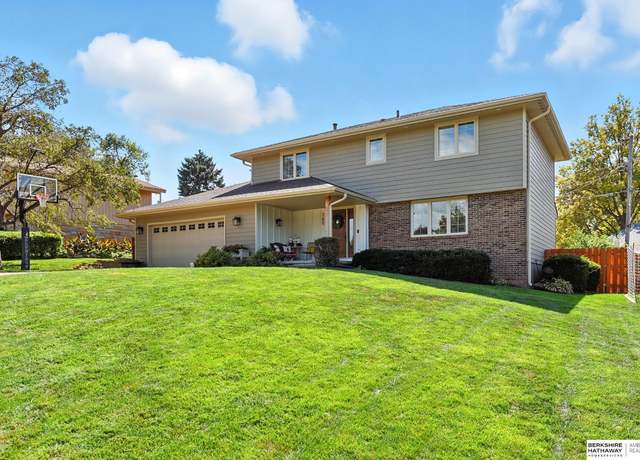 Property at 760 Leawood Dr, Omaha, NE 68154, 4 beds, 3.5 baths