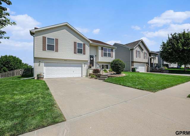 Property at 19640 V St, Omaha, NE 68135, 3 beds, 2 baths