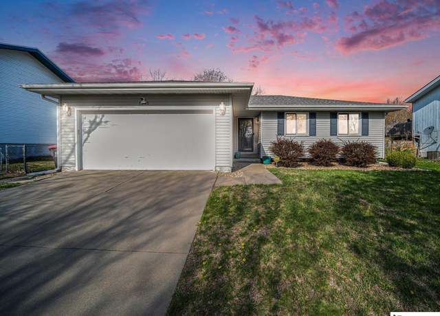 Property at 1945 SW 16th St, Lincoln, NE 68522, 4 beds, 2 baths