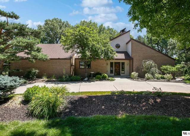 Property at 1300 Twin Ridge Rd, Lincoln, NE 68510, 4 beds, 2.5 baths