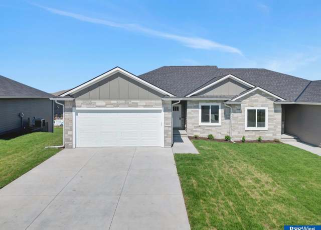 Property at 8921 S 42nd St, Lincoln, NE 68516, 4 beds, 3 baths