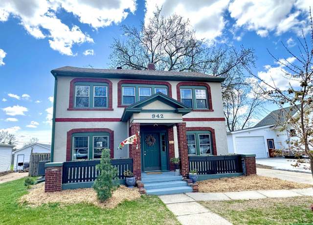 Property at 942 E 5th St, York, NE 68467, 4 beds, 2.5 baths