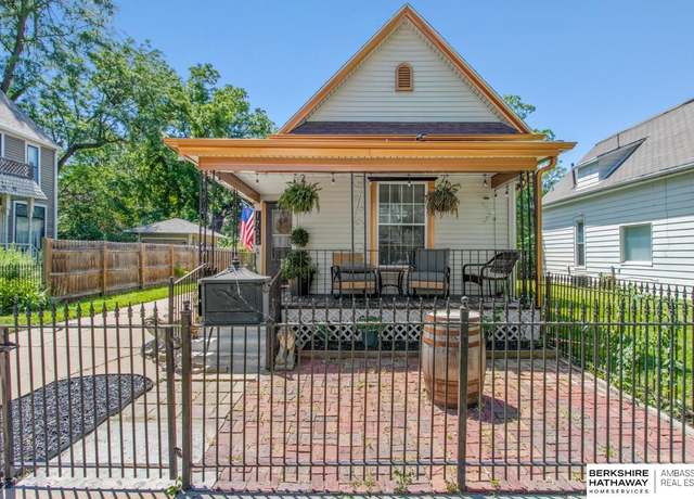 Property at 1725 Euclid Ave, Lincoln, NE 68502, 3 beds, 2 baths