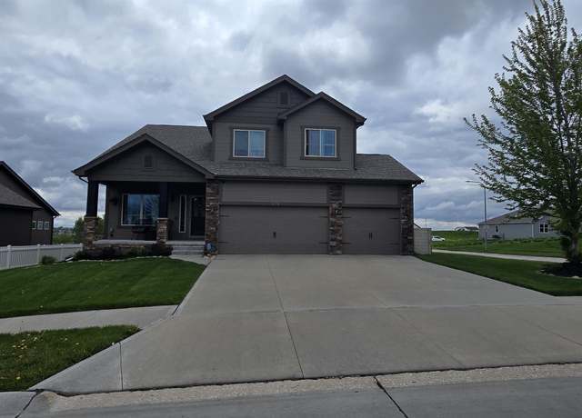 Property at 19811 L St, Omaha, NE 68135, 5 beds, 3 baths