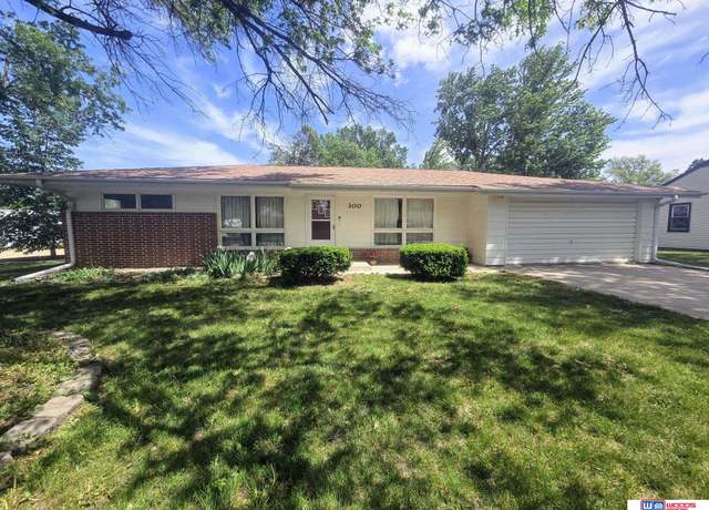 Property at 300 Granville Ave, Beatrice, NE 68310, 3 beds, 2 baths