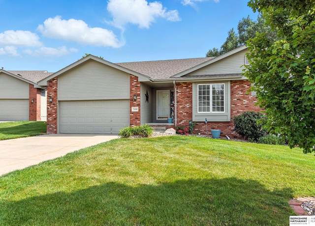 Property at 5008 Lakeside Dr, Papillion, NE 68133, 2 beds, 2.5 baths
