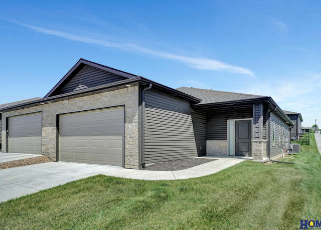 Property at 2900 Kings Corner Dr, Lincoln, NE 68516, 3 beds, 3 baths