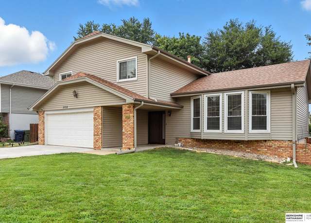 Property at 3722 Falcon Dr, Bellevue, NE 68123, 4 beds, 2 baths