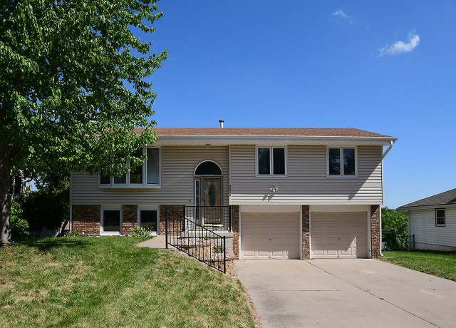 Property at 9412 Ames Ave, Omaha, NE 68134, 3 beds, 1.5 baths