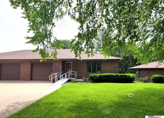 Property at 1102 N 8th Ave, Seward, NE 68434, 2 beds, 3 baths