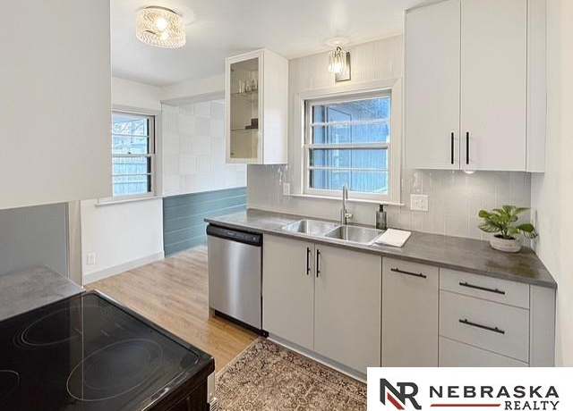 Property at 1816 S 49th St, Lincoln, NE 68506, 3 beds, 1.5 baths